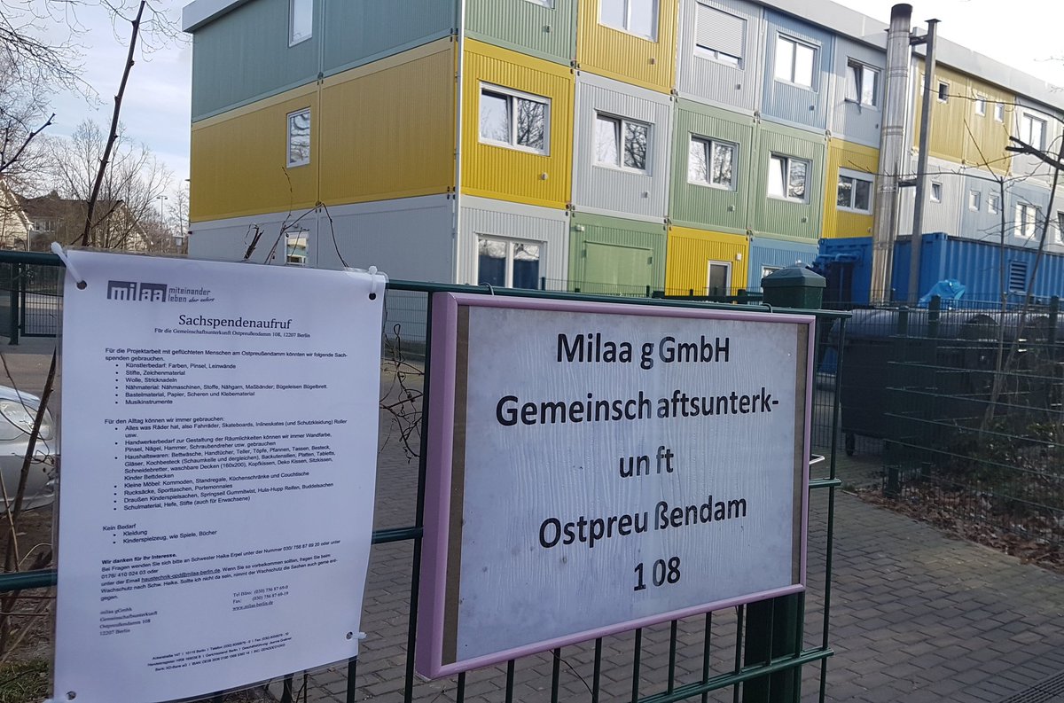 SilkeGebel's tweet photo. Gute Gespr��che in ser Gemeinschaftsunterkunft gehabt. Ging um #Integration #Schule #Nachbarschaft #Familiennachzug Und: Wer Nähzeug oder Schulsachen spenden möchte, kann sie hier gerne abgeben. #Lichterfelde #Milaa https://t.co/bf0TrsiLfy