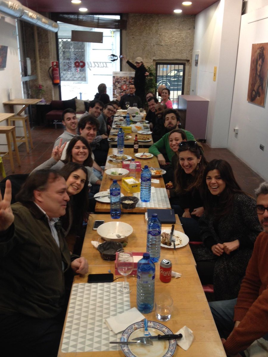 Ultimamente nos pasa mucho esto: empezamos cuatro en la mesa, se suman dos más y luego otro más, y luego,... ¡Hoy se nos ha ido de las manos!  #coworking #familia #comida #compartir