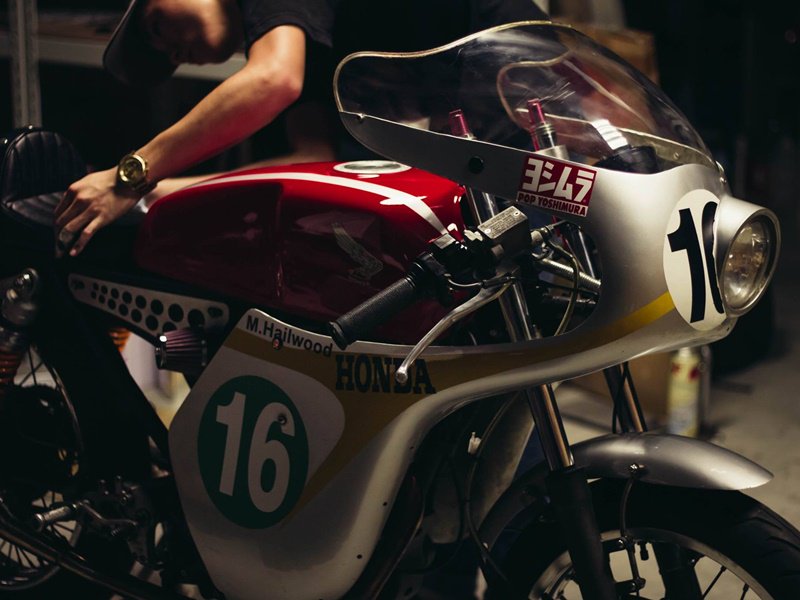 soymotero's tweet photo. Tener una moto de Mike Hailwood es prácticamente imposible, pero tener una réplica d calle de su RC166 es posible y más económico... #customcafe https://t.co/CfUCnKLrGl https://t.co/MYnxY6dUdq