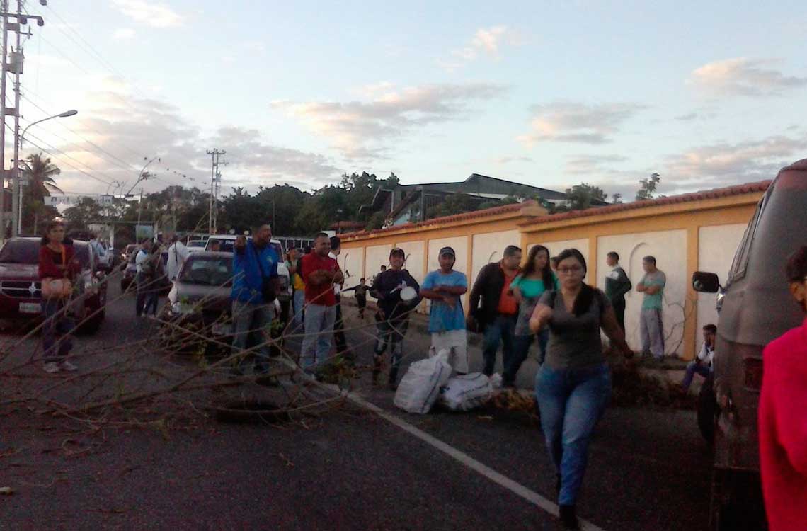 #Locales |Vecinos que protestaron por falta de agua en Río Claro denuncian que fueron amenazados con quitarles las cajas del Clap ow.ly/rHIO30iwSXD
