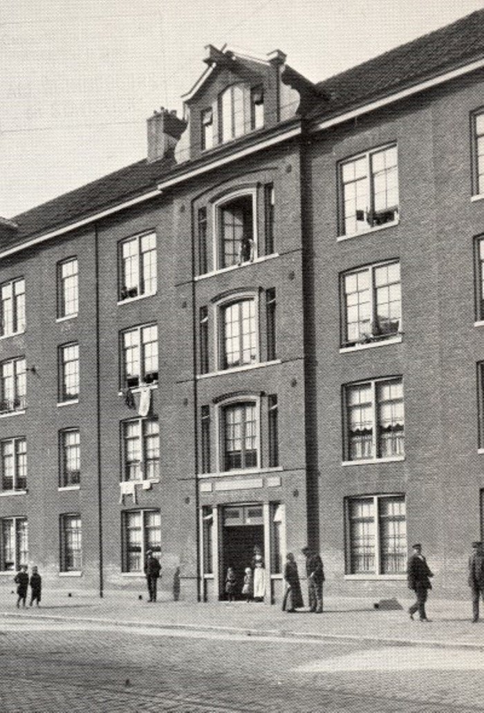 Vandaag in de geschiedenis: 21 februari 1852 - Oprichting van de Vereeniging ten behoeve der Arbeidersklasse (VAK) te #Amsterdam, de eerste woningbouwvereniging van Nederland. Foto: 1e complex van de VAK, de rug-aan-rug-woningen in de Planciusstraat (1856). #geschiedenis