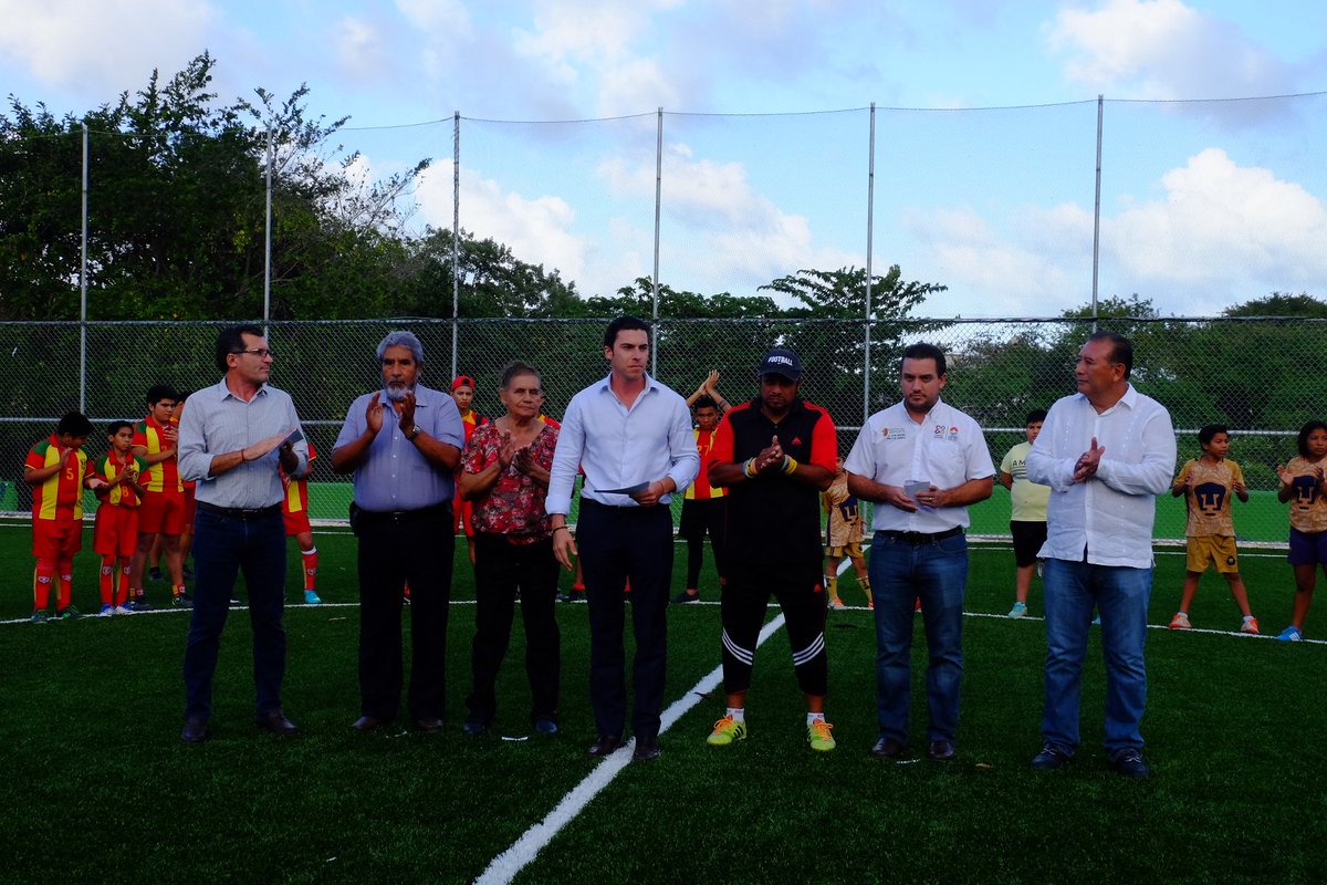 RogerEspinosaR's tweet photo. Acompañe al Presidente Municipal @rembertoestrada donde Entregamos cancha de pasto sintético en beneficio de casi 3 mil vecinos de #SM233, #CumpleContigo ⚽ https://t.co/ax3OUOMIrR