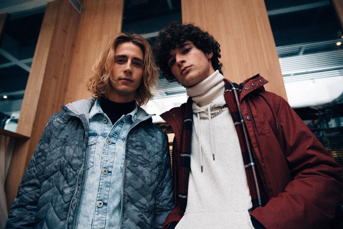 Lojas_Renner's tweet photo. Denim + vermelho, uma dupla infalível pra próxima estação 👊 Vem ver as peças que apresentamos no nosso #PreviewRenner: https://t.co/peagfXdaRX https://t.co/D56Pgz5fHr