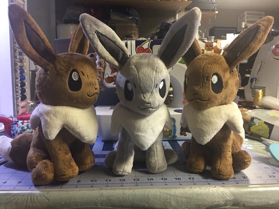 emberfallplush's tweet image. Eevees! :D #eevee #shineyeevee #eeveeplush #shineyeeveeplush #eeveeplushie #shineyeeveeplushie #pokedoll #pokemon #pokémon #pokeplush #pokemonplush #pokemonplushie #connooga #connooga2018 #artistalley #connoogaartistalley #pokemonplushies #plushies #finishedplushies #emberfall
