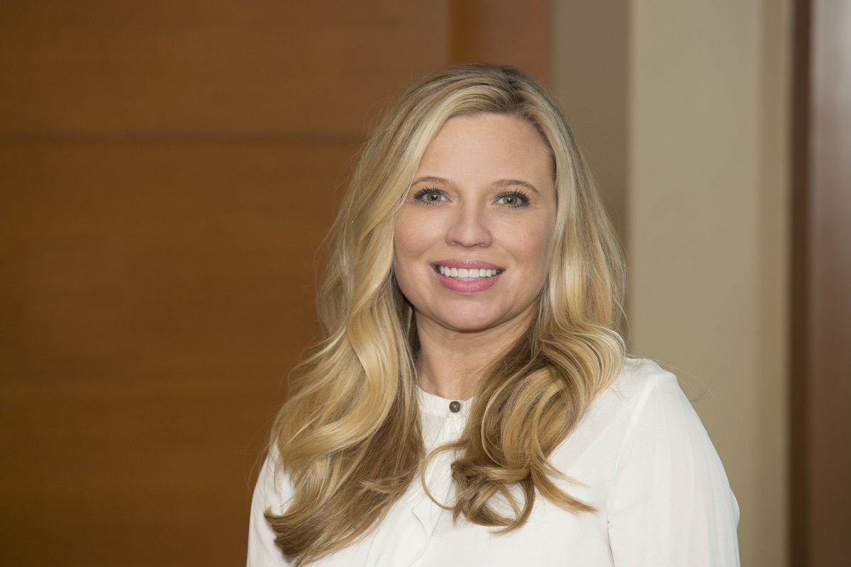EpsilonMktg's tweet photo. Stacey Hawes, President, Data, shares what traditional marketers can learn from #digital including why #data is one of the only differentiators for brands today @MKTGinsightNow  https://t.co/GEYjWShNSn https://t.co/02Jz2iteth