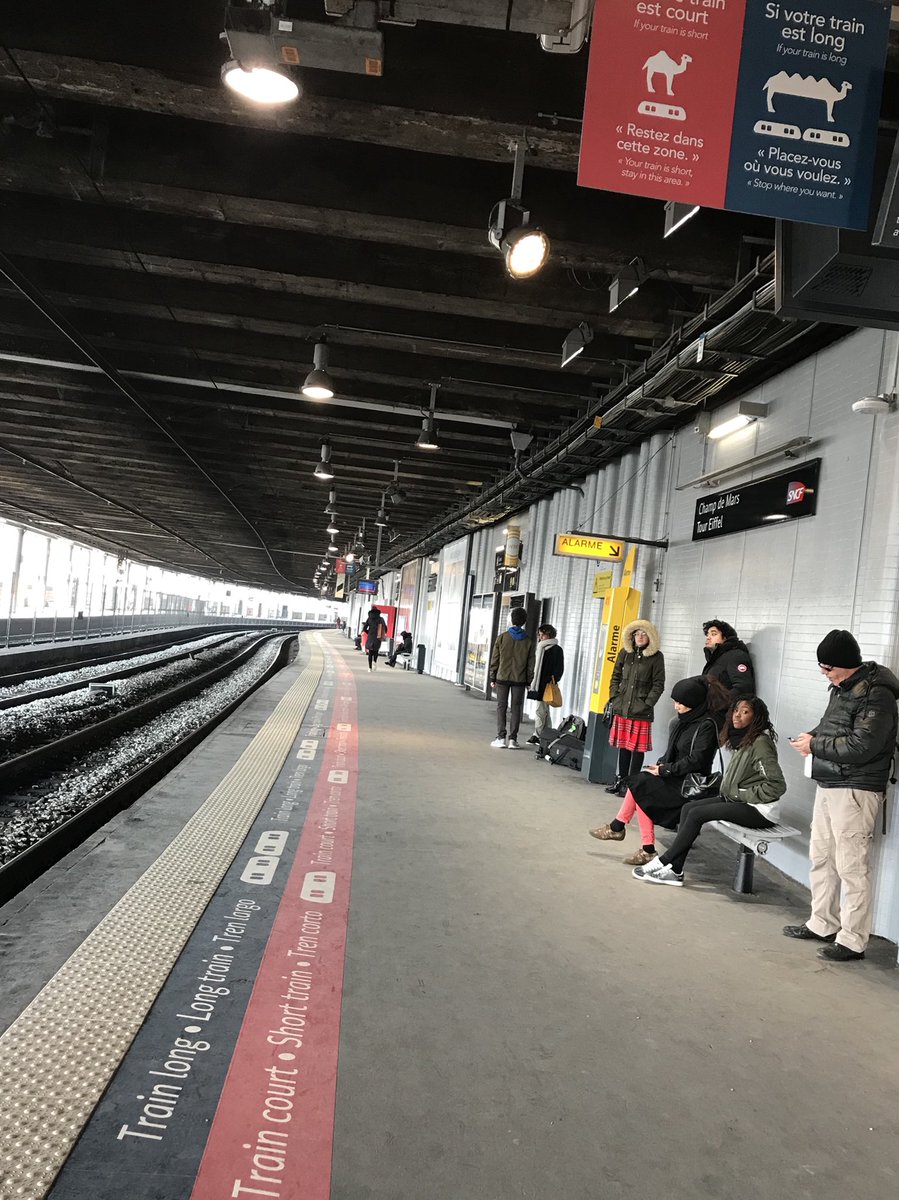 Actu_Transilien's tweet photo. Un concept lié aux sciences du comportement gare Champs de Mars @RERC_SNCF pour permettre aux voyageurs de se positionner au mieux sur les quais. Un exemple #nudge #Transilien à suivre sur @TF1 ce week-end https://t.co/NVKFTQtilW