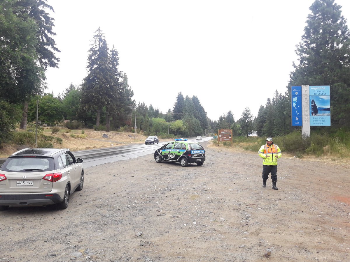 Delgadojpmadryn's tweet photo. #Clima lluvioso en la comarca andina... nos encontramos patrullando RT #Nacional40 Rt16 #Rt45 paralelo 42 ruta40 acceso a #Bolsón Y paralelo 42 Rt16 #OficinaAPSVcomarca - puesto unidad especial #Policia
Recordemos..
#LucesBajasEncendidas
#AtencionAlSobrepaso
#Respetarseñaliz https://t.co/Brwh42ED9L