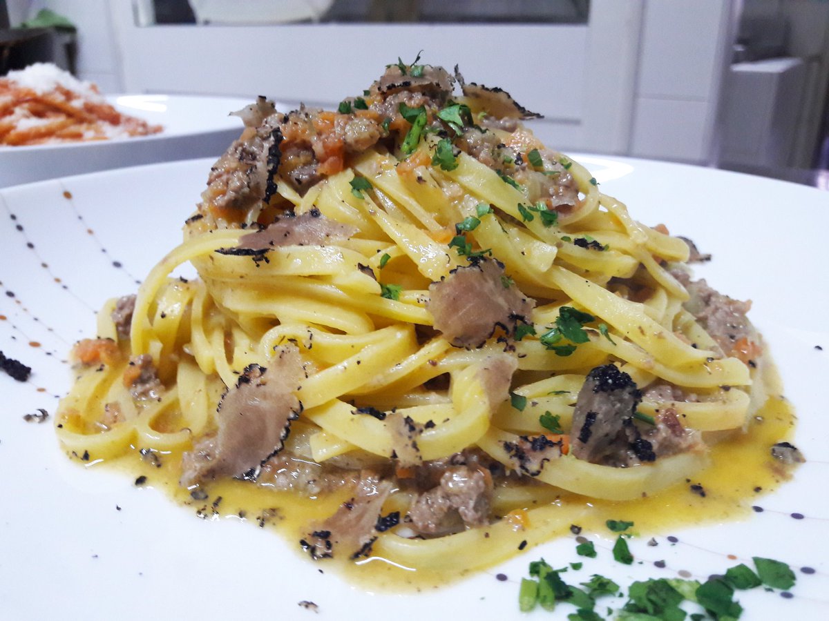 ChefDan00's tweet photo. #fettuccine #tartufonero #cuocorock #ricette #roma #viaveneto #alexcafe #inventiva #cucina https://t.co/Q9qwMO1E32