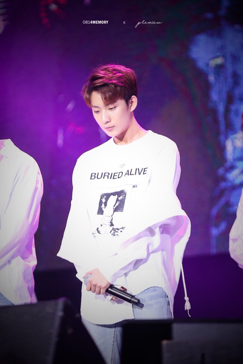 0814memory's tweet photo. 180221 싱가폴 Kstargram Concert #B1A4 #공찬 @B1A4_gongchan 우와 공찬아 허리가 어쩜 이렇게ㅋㅋㅋㅋㅋㅋㅋㅋ 멋지네🙌🏻🙇🏻‍♀️💕 https://t.co/sLeSOzBHYp