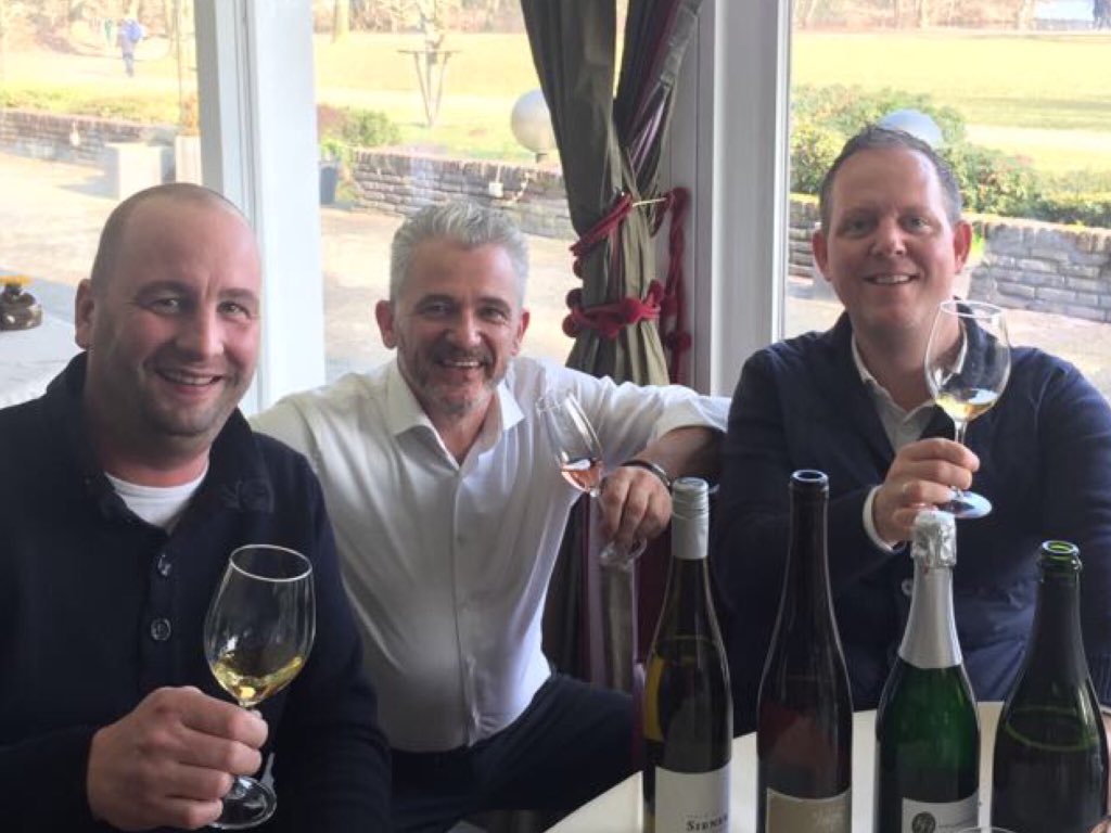 Karpendonk's tweet photo. Peter Siener (“Weingut Siener”) en Jens Vergouwen van de Bosche Wijnkoperij komen lunchen en maken van de gelegenheid gebruik de top-wijnen van “Weingut Siener” te laten proeven. In het midden Willem @Karpendonk. #siener #wein #riesling https://t.co/RPSux6vhlp