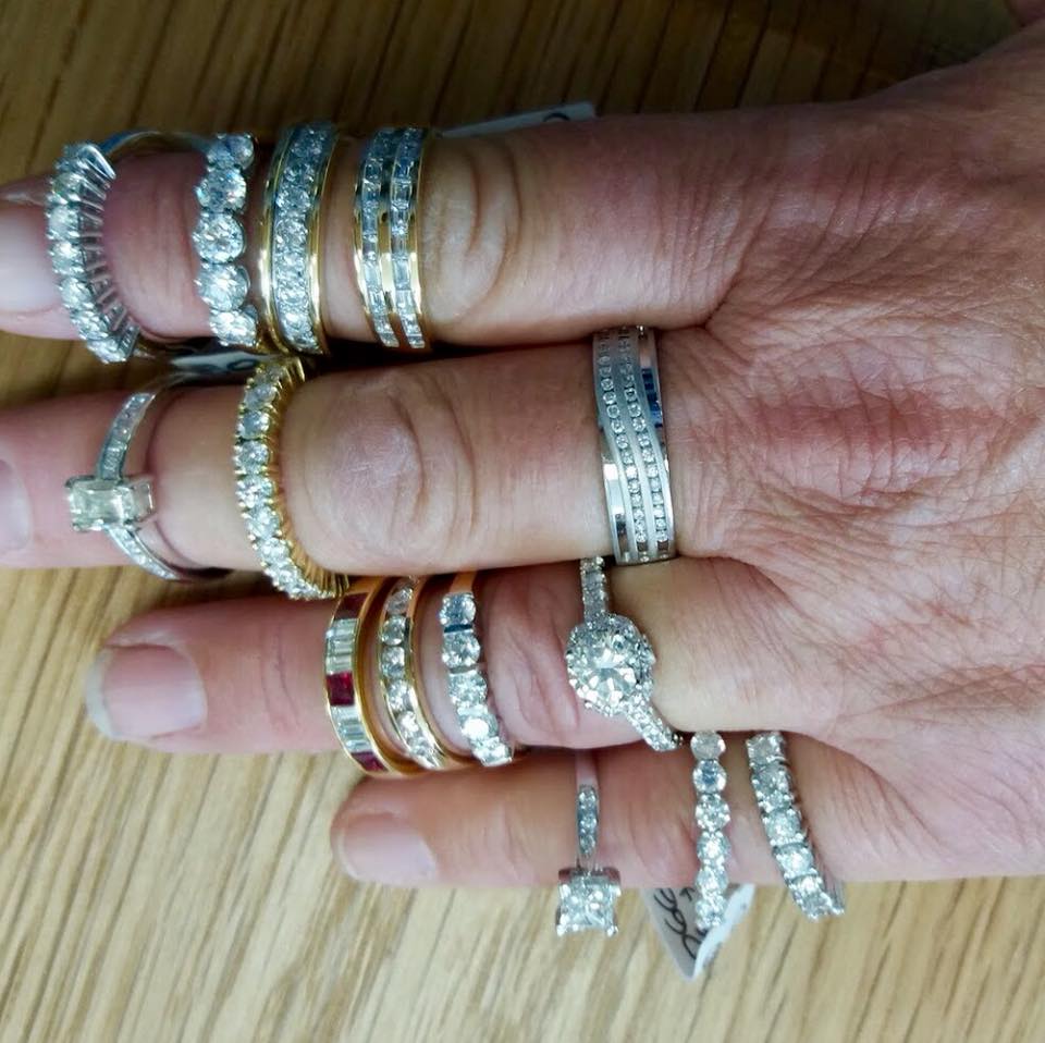 A1Jeweller's tweet photo. Want to buy a ring online, but don't know the size of the one you're wearing?
#noproblem take a look here at this simple guide, ( https://t.co/vzBrY5ZxAm ) then check the size chart in the comments. #ShopOnline #ringguide #Ring #RINGRING #measure #jewellery #JewelleryQuarter https://t.co/tyG1Db9U54