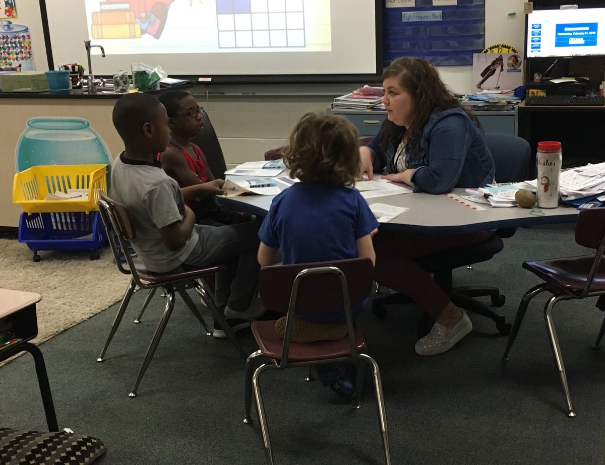 amandabrophy4's tweet photo. Engaged in books during small group instruction  #buildingreaders #wearekitley https://t.co/nr4qxV8PP6