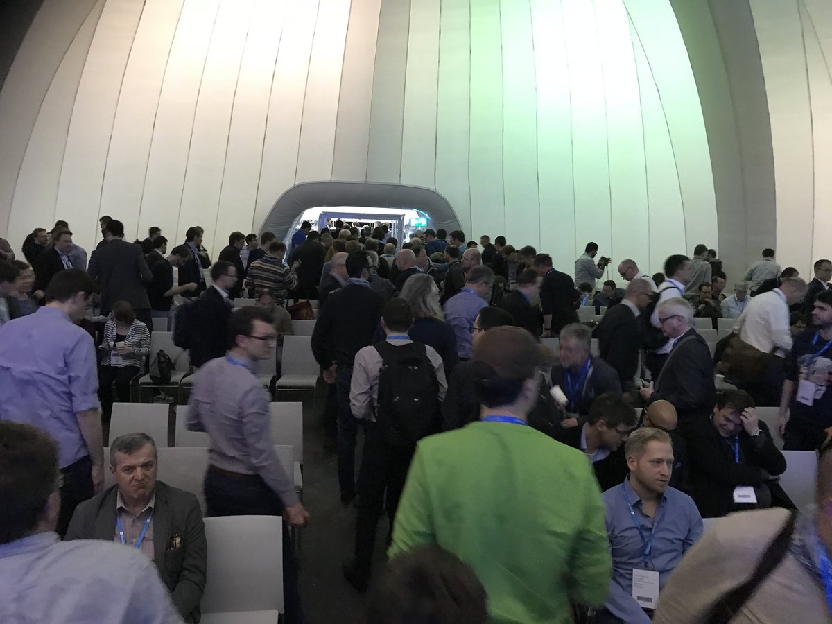 Xdrxdr77's tweet photo. #fullcloud during the #teams Session #MSTechSummit https://t.co/Xj61rIzHj2