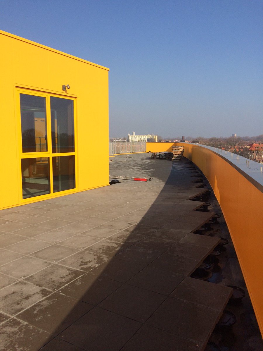 ZoontjensNL's tweet image. Naast het nieuwe @Hyperion zien we een oude bekende: de B&apos;mine toren. Ook daar maakten we de #dakterrassen. Op de school schiet het ook lekker op! zoontjens.nl/nieuws/in-de-p…