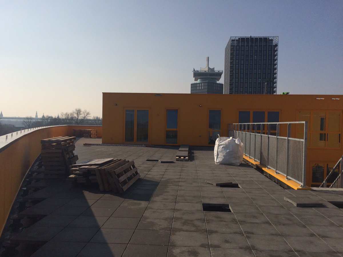 ZoontjensNL's tweet image. Naast het nieuwe @Hyperion zien we een oude bekende: de B&apos;mine toren. Ook daar maakten we de #dakterrassen. Op de school schiet het ook lekker op! zoontjens.nl/nieuws/in-de-p…