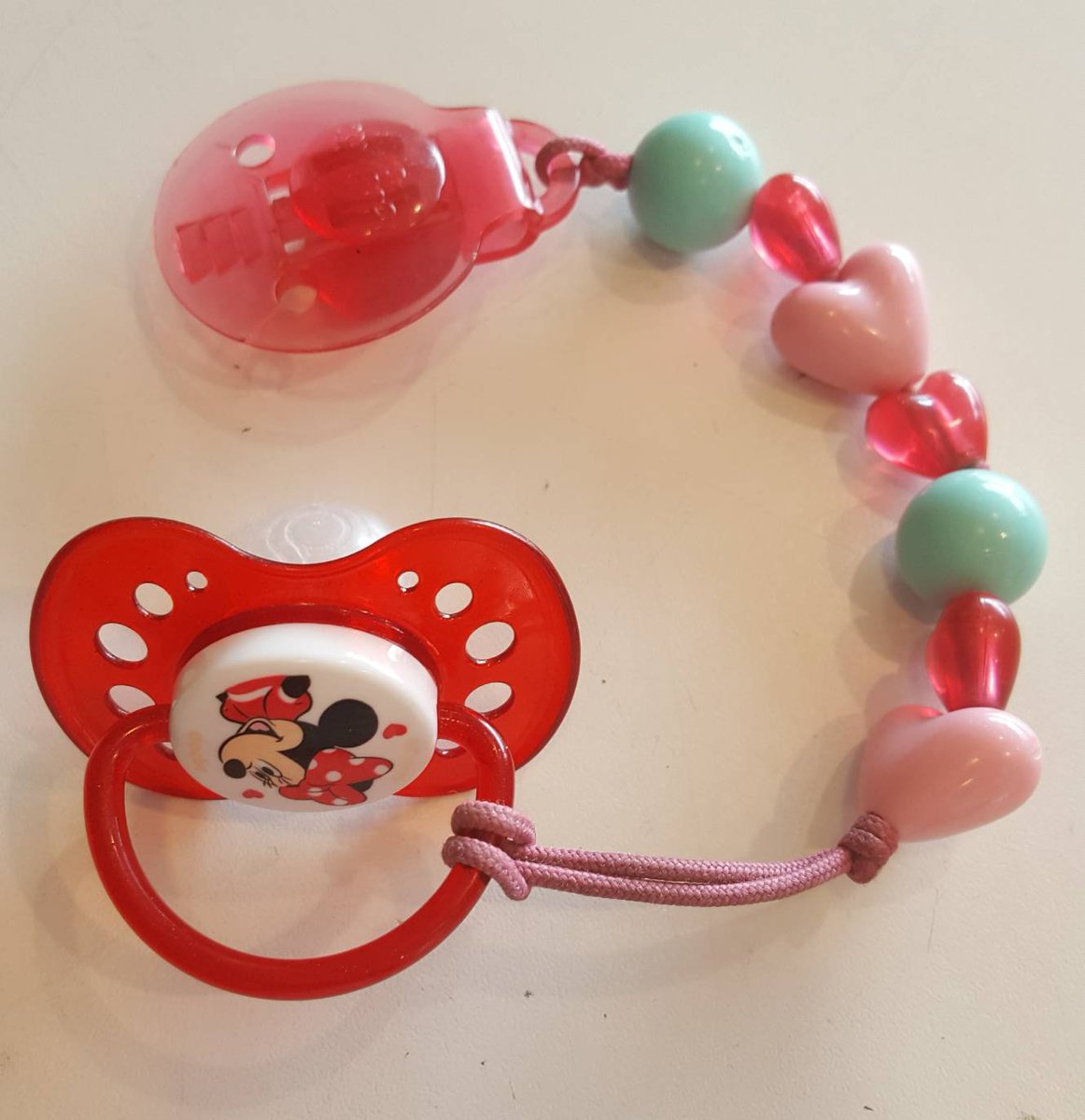 Bebe9Claye's tweet photo. [OBJET TROUVE] Nous avons retrouvé en magasin cette attache-sucette et sucette Minnie, elle attend son propriétaire en caisse :) ! https://t.co/EoSPLUnk2O