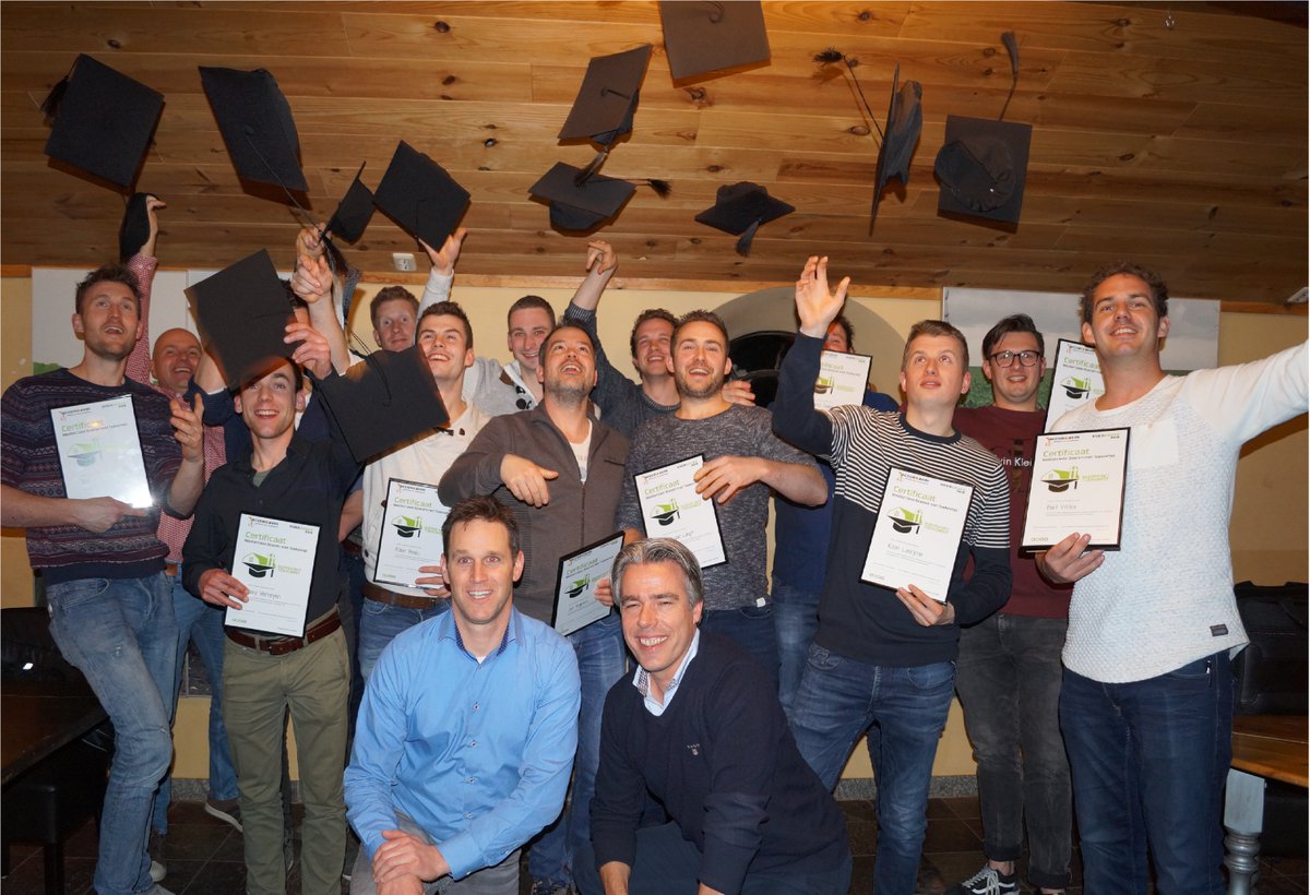 VoergroepZuid's tweet photo. De Masterclass Boeren met Toekomst – met onderwerpen op gebied van management en ondernemerschap in de agribusiness – is door 17 deelnemers met succes afgerond. Zij ontvingen uit handen van cursusleider Twan Penninx van Voergroep Zuid het certificaat. https://t.co/ih5eS4VBEs https://t.co/5MIuZOhKJI