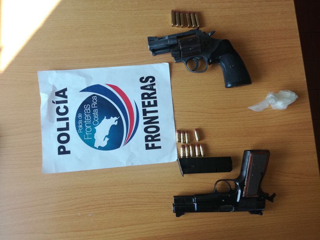Durante una revisión en puesto policial del kilómetro 35, en Guaycará de Golfito, zona sur, agentes de la <a href="/D_Fronteras_CR/">Policia de Fronteras</a> de <a href="/seguridadcr/">seguridadCR</a> decomisaron dos armas de fuego y crack a cinco sujetos que viajaban en carro. Tres de ellos con antecedentes.