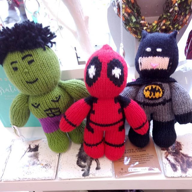 TheCraftyBrew's tweet photo. This is what a super weekend of knitting looks like lol. Two old favourites joined by their new buddy Deadpool. I'm still working on swords, guns etc. He's a bit dangerous. 😈 #thecraftybrew #thelittlegem #mutantmilecomics #marvel #deadpool #batman #dccomics #hulk #southampto… https://t.co/xuAOXLWArr