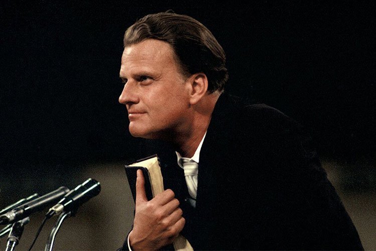 CarlosErazoGTG's tweet photo. “Algún día leerán o escucharán que Billy Graham ha muerto. No crean ni una sola palabra de eso. Estaré más vivo que nunca. Solo habré cambiado mi dirección. Habré ido a la presencia de Dios.” - Billy Graham https://t.co/9M1duOuJ9E