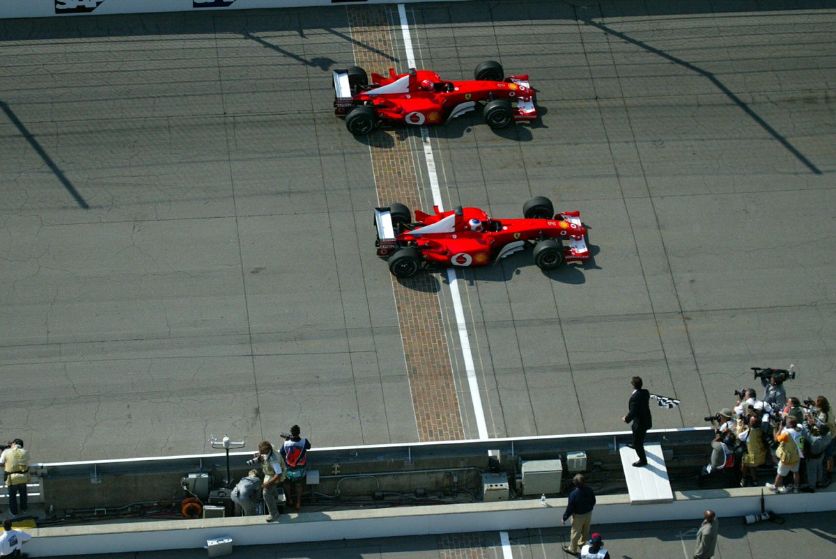 L'une des images fortes des années 2000, lorsque Michael Schumacher tente une arrivée ex-aequo avec son coéquipier Rubens Barrichello. Finalement, le brésilien sera déclaré vainqueur pour onze millièmes de seconde.