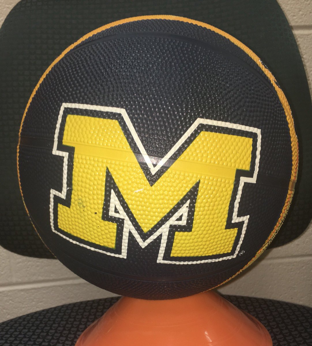 Murphy_PE's tweet photo. 1 of the many door prizes donated for Hoops for Hope 2018. Could be yours @mrchuckelliott ! @BulldogsBMS vs @CCMSJags at BMS 6pm. Proceeds go to Relay for Life! https://t.co/XNyrTqxNmX