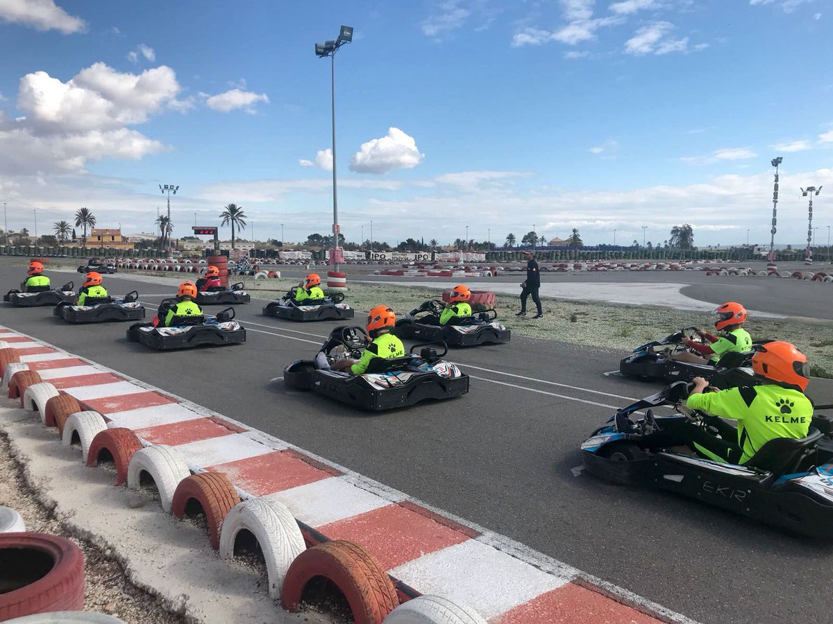 futbolbaseECF's tweet image. 📸 | Nuestro #JuvenilA ha tenido hoy una jornada de convivencia para hacer piña ante la fase decisiva de la liga. Sesión de pádel en iPadel, circuito de karts y almuerzo en la Cantina de la Ciudad Deportiva. Y este fin de semana, ¡a por la victoria, equipo! 😉
#CanteraECF