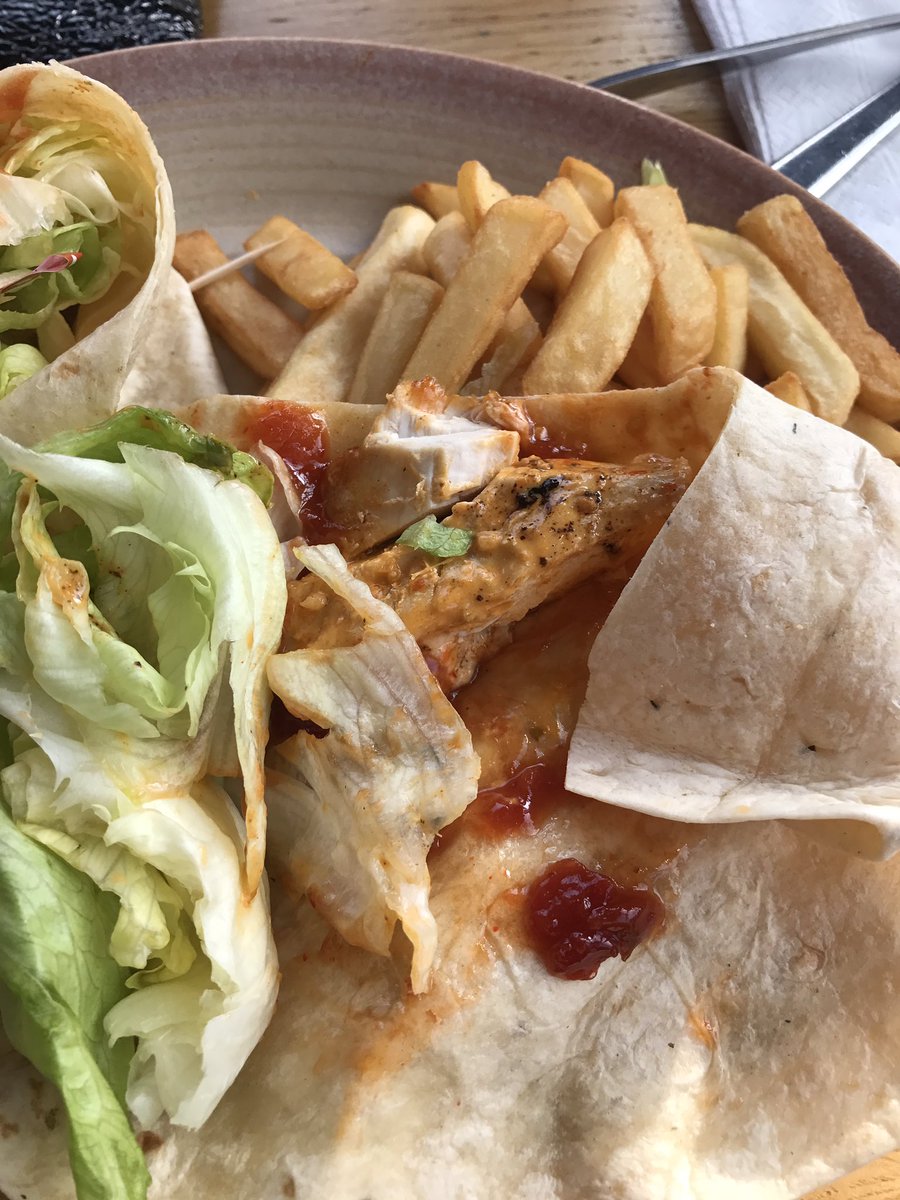 allyxfalla's tweet photo. @NandosUK what do you have to say to giving me a 'chicken' wrap full of lettuce and no chicken. Whilst my friend is sat across from me with ordering THE SAME chicken wrap with 4 pieces of chicken in EACH WRAP! I didn't have time to change it nor to get my money back https://t.co/E3zUETmKUb
