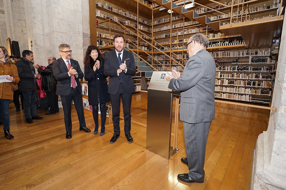 El <a href="/AMVA_VLL/">Archivo Municipal VA</a> ha inaugurado esta mañana la instalación definitiva del fondo documental donado por Narciso Alonso Cortés, coincidiendo con el 101 aniversario del nacimiento de <a href="/JoseZorrillaVLL/">José Zorrilla</a> 😊 Más de 15.000 títulos pueden visitarse ya en el Archivo ow.ly/tP1930iwWmL