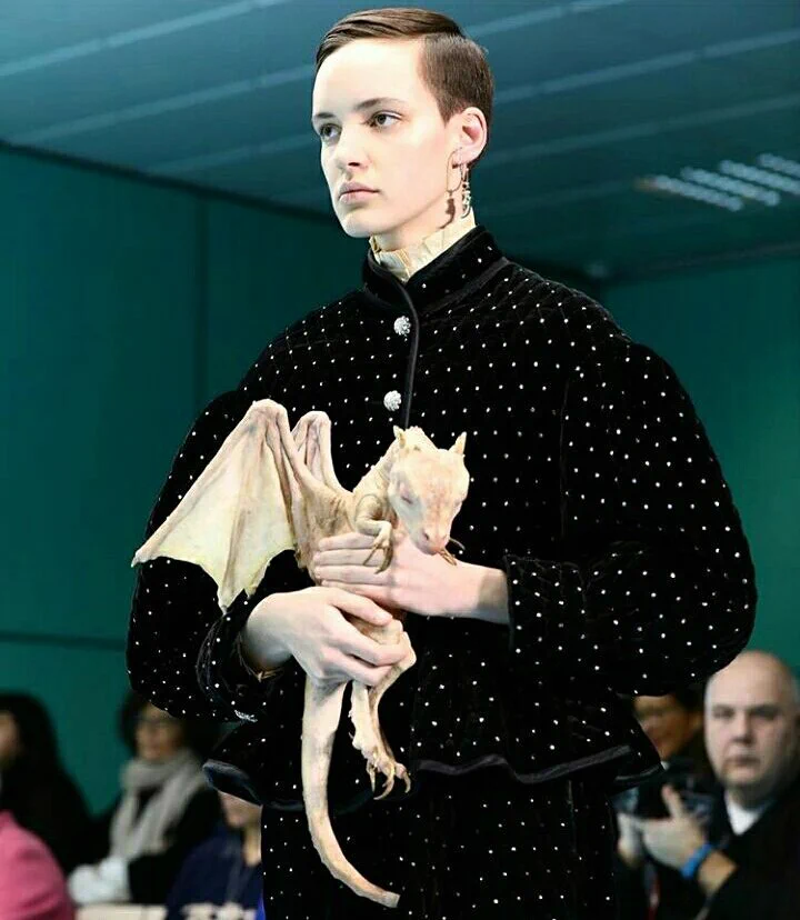 どういうこと？ｗGUCCIの秋冬新作に「自分の生首」と「第三の目」？ww