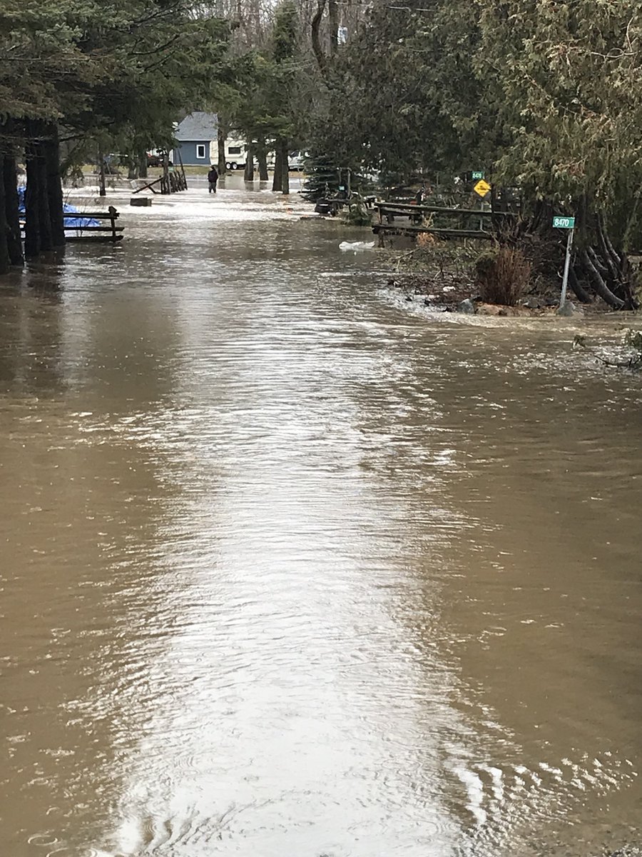 Bether4's tweet image. Too much ice is jammed up. #riverproblens @CTVBarrieNews