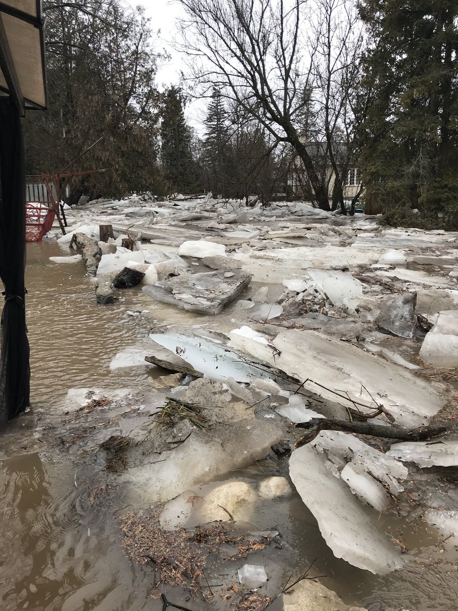 Bether4's tweet image. Too much ice is jammed up. #riverproblens @CTVBarrieNews