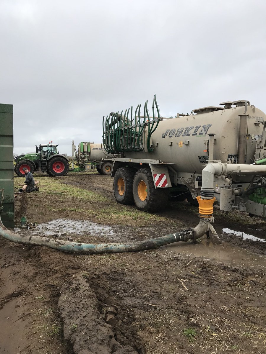 Pigmungous's tweet photo. Amazing what tweeting a few pics of big slurry tankers does for ones twitter following.  Here’s a couple more to gets me over the 1,000 mark ... Get retweeting wastrels #tractorporn https://t.co/Jz5GY4eOeL