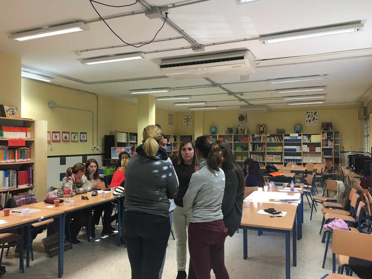 egquero1's tweet photo. Otro curso más trabajando con los docentes de Ceip Tierno Galván. Un placer volver a vernos!!! @cepmalaga @yolandacepma @Rociopascu @M_Mar_Gallego https://t.co/7W5NiEzUqX