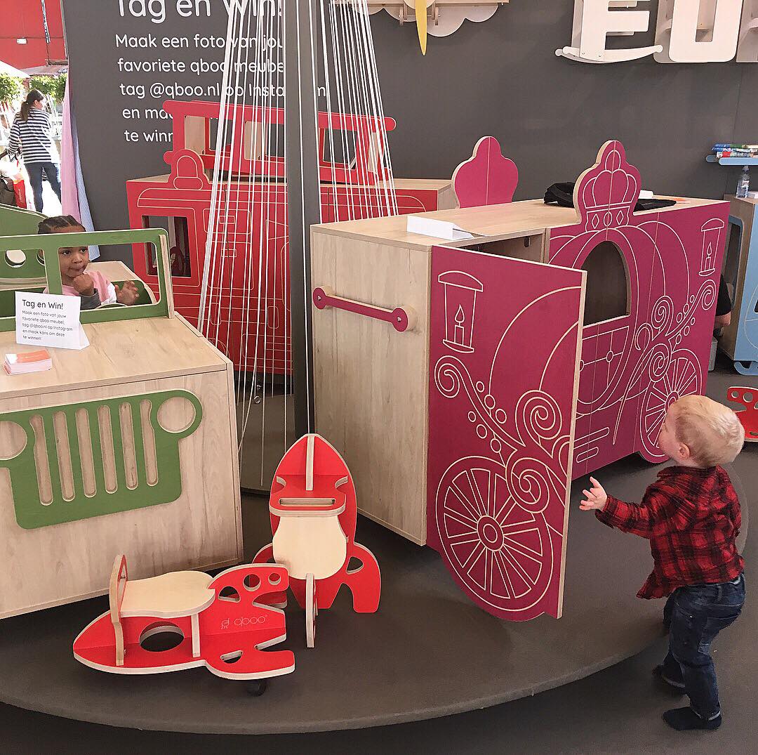GraylingNL's tweet photo. Kindermeubelmerk qboo presenteert haar producten op de Negenmaandenbeurs met een draaimolen vol met kasten om in te spelen! #launch #kindermeubels #negenmaandenbeurs #qboo https://t.co/AKfY933gTU