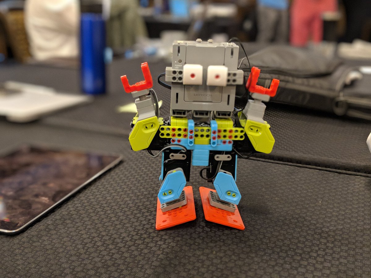 CatEllingson's tweet image. Jimu MeeBot breakdancing. #ForTheLoveofLearning #AppleEDUchat #AppleLearningAcademy #AppleLwarningAcademySpecialist @AppleEDU