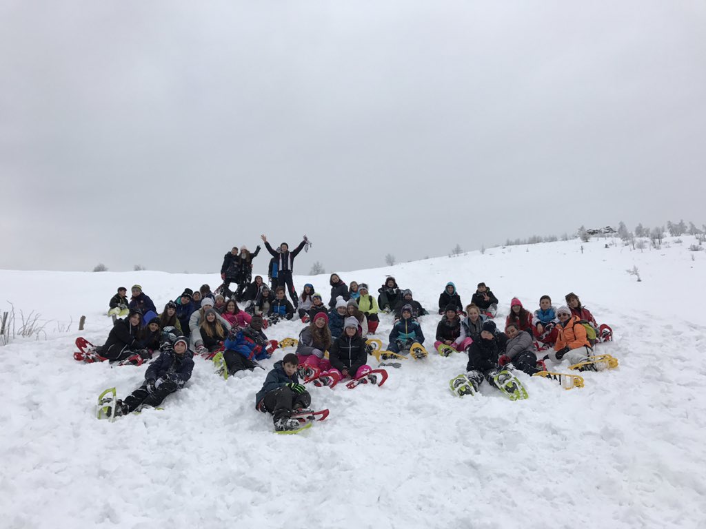MicaelaGriffa's tweet photo. Terza A e terza D al rifugio Jumarre. Un soggiorno magico! #danteaspasso #danteingita #ciaspolata #sportascuola #montagna https://t.co/gRxk0htDnu