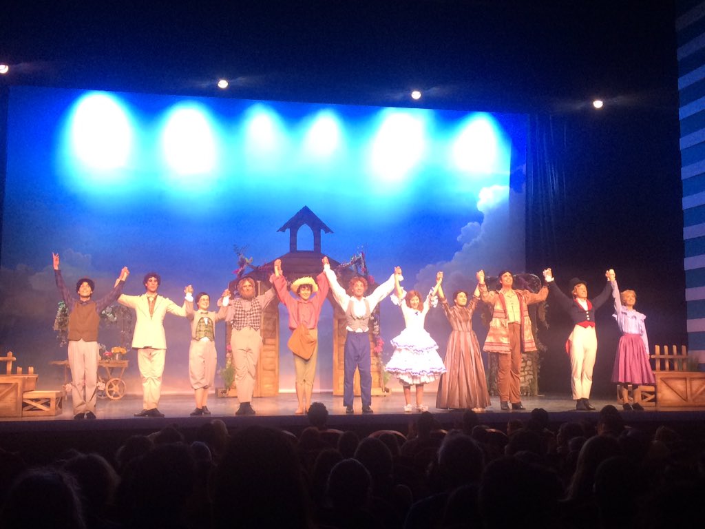 Belle surprise que cette comédie musicale #TomSawyer au Théâtre Mogador ! Spectacle parfait pour tous les publics, c'est inventif, drôle, sans temps mort et portée par une troupe de comédiens talentueux. Leur aventure sur les bords du Mississippi est réussie!