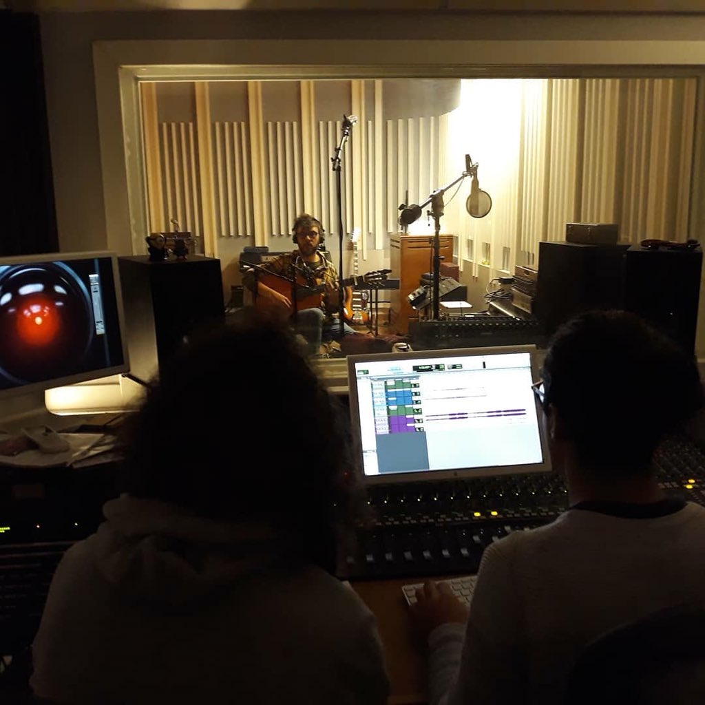 antilopez's tweet photo. Seguimos grabando a estrellas mundiales. 🌟🌍 Bueno, estrellas... Bueno, mundiales... Pero que estamos grabando, vaya. Siempre bajo la atenta mirada de "El Súper" de Gran Hermano.
#grabación #nuevodisco #DesdibujoLibre #chiripop #musica #comedia. https://t.co/zvveuvAcGN