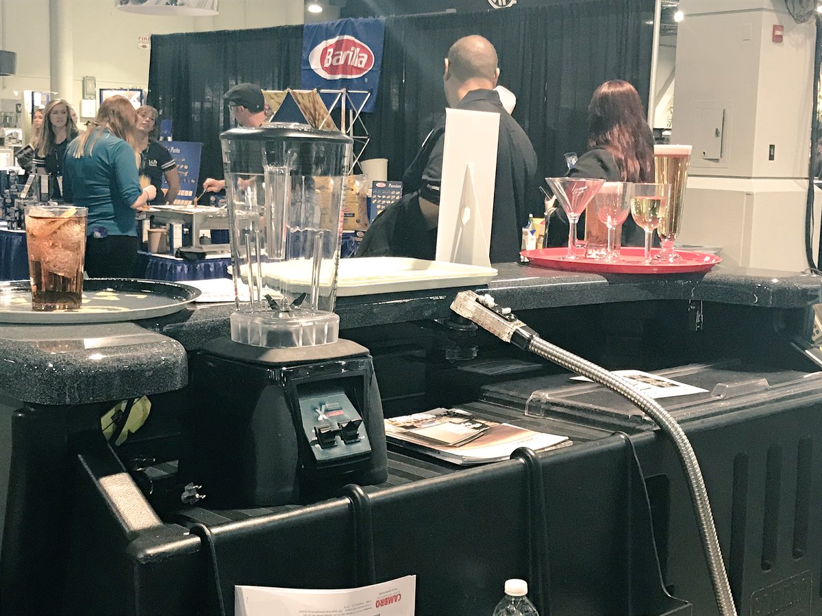 greenwald_sales's tweet image. ✅ We found an @waringcomm MX blender in the @Cambro1 booth at #Catersource2018 It goes so well on their new bar! 👌🏻🍹🍷🥃🍻✅