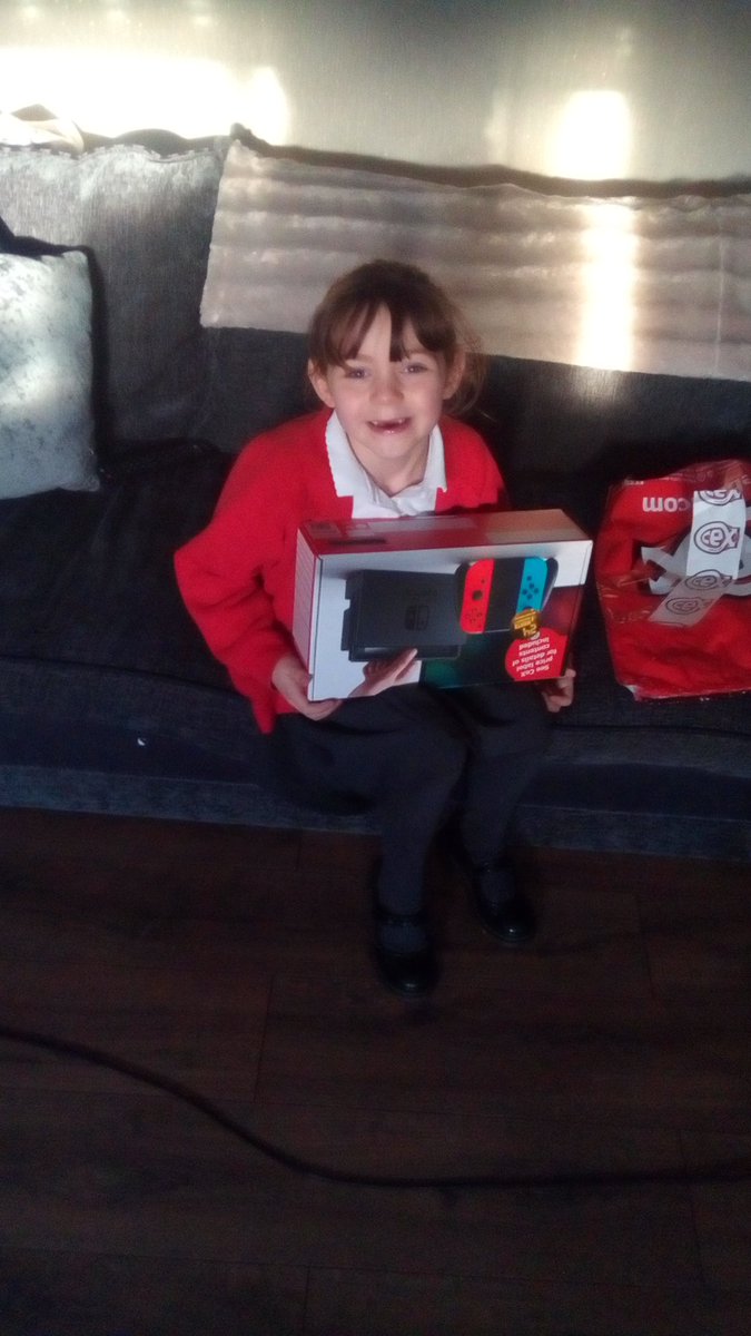Michaelpeel13's tweet photo. Sienna super happy with her new Nintendo switch 😁😁😁😁 https://t.co/KBAxHUNmuw