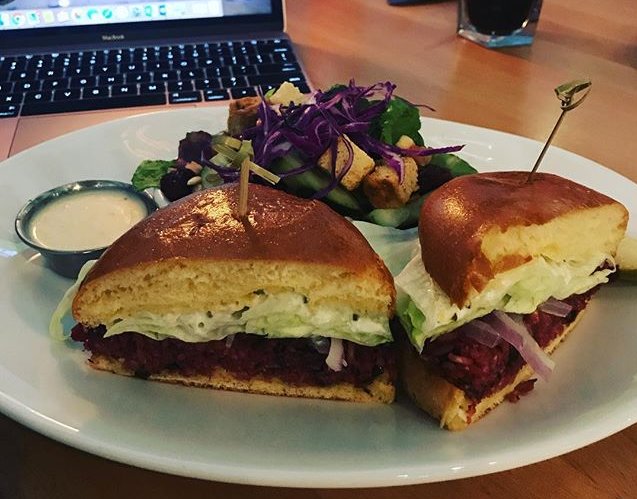 Make it a #WorkingLunch #Wednesday with free #wifi, plenty of seating &amp; a menu with something for everyone! 
📷: <a href="/myrealtorkarrie/">Karrie Law</a> via Instagram

#lunchtime #burger #scratchmade #veggieburger #healthyeats #azfoodie #azeats #chandlerfoodie #eastvalley #hopsocialtavern #chandler