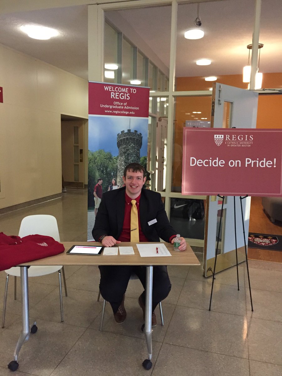 vickilrosa's tweet photo. Are you ready to secure your spot tonight?! @Alex_RCADM is ready for you. And with a @RegisCollege_MA RegisCollege_MA hoodie! #admittedstudentovernight #regisready #youbelonghere #decideonpride https://t.co/YhAsrHLUEP