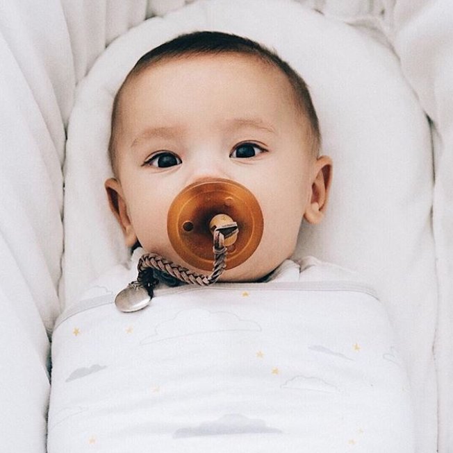 Up close with this cutie! 
Our no rise neckline allows the swaddle to stay in place and prevents baby from wiggling down into their swaddle. #sidsawareness #safeswaddle
📸: <a href="/ktmaymccord/">Katie May. McCord</a>