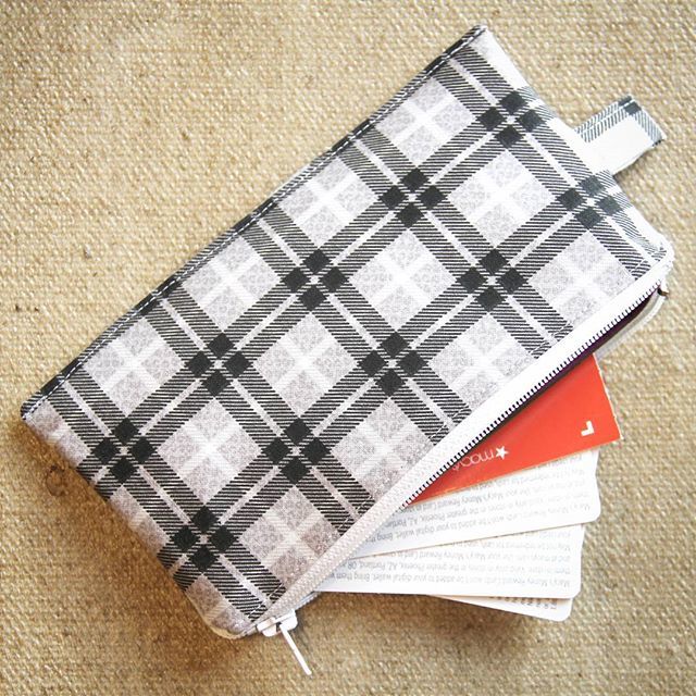CraftyStaci's tweet image. On the blog today - a convenient little pouch for holding all those coupons and cards that end up in the bottom of your bag!
👜
🛍
🎒
#yearofmoresewing #sewingtutorial #bagpattern #diybag #freesewingpattern #sewingtutorial #sewersofinstagram #sewistsofi… ift.tt/2GyTjOZ