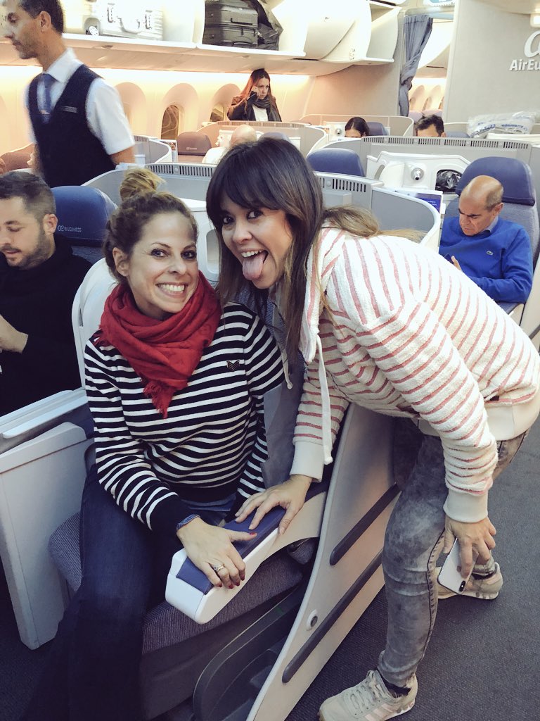 vanesamartin_'s tweet photo. Amparoooo que nos vamos pa’Buenos Aires!!! #elegidas en El Colón!!! @PastoraSoler @npastorioficial pon el modoavión! Jaja https://t.co/6cCVAotAg2