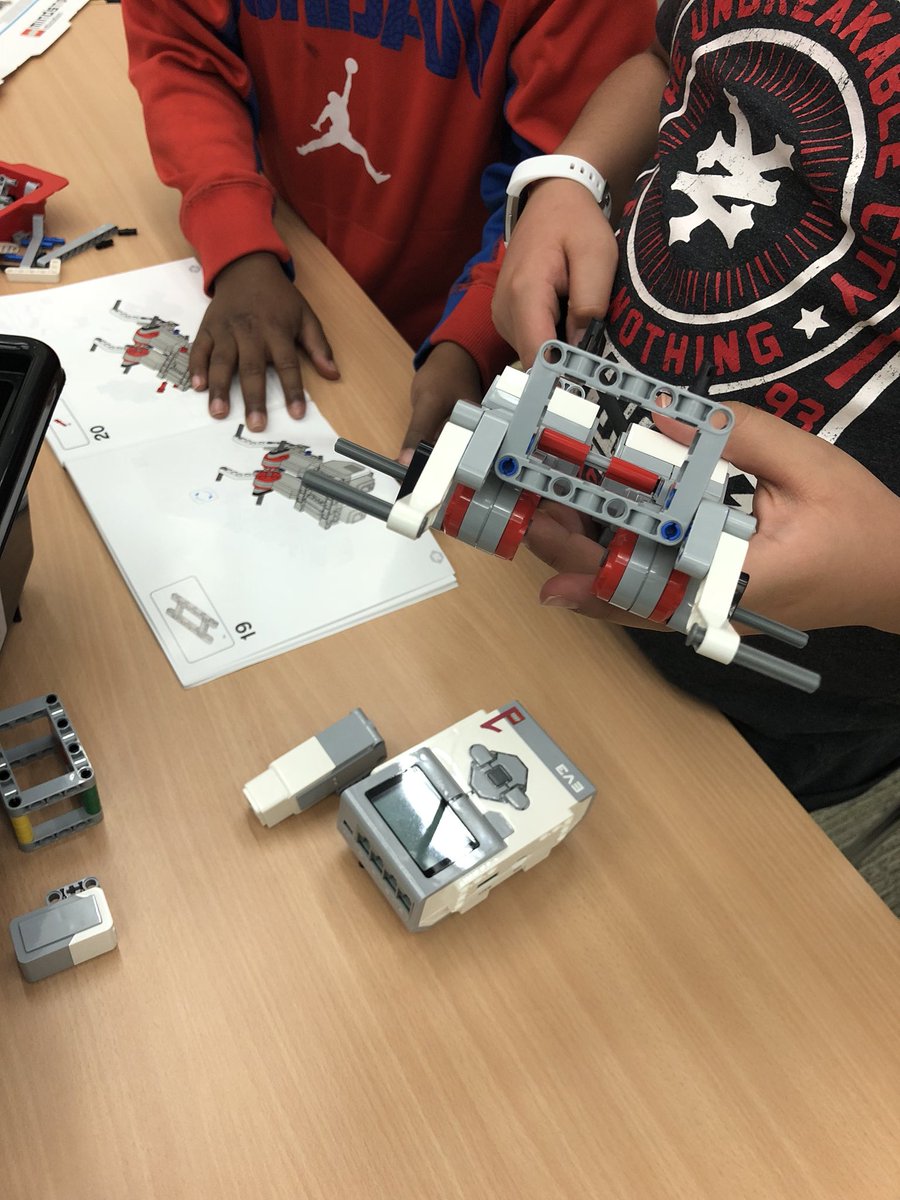 LCE_Lion_Lib's tweet image. Patrick’s robotics club building our EV3 robots. #roboticsrocks #legoev3 aisdlibsrv @arlingtech @Patrick_Library