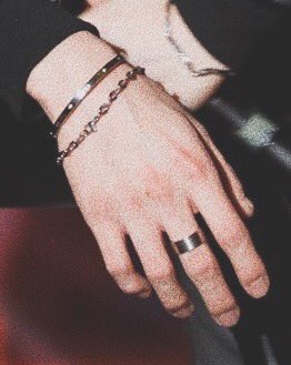 btsdetails_twt's tweet photo. ❝ yoongi’s jewelry in hand ❞ https://t.co/flAGiMenbJ