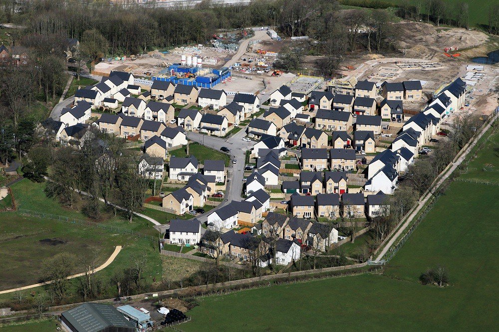 VPiUKAnt's tweet photo. Bird’s eye images to show the progress being made at the #HighWood development in the centre of #Lancaster C/O @storyhomes.
The development of 197 high quality three, four and five-bedroom homes where most plots have and are still being rendered in @parexuk #Monorex (G00 & J20) https://t.co/ukXhus6Cft
