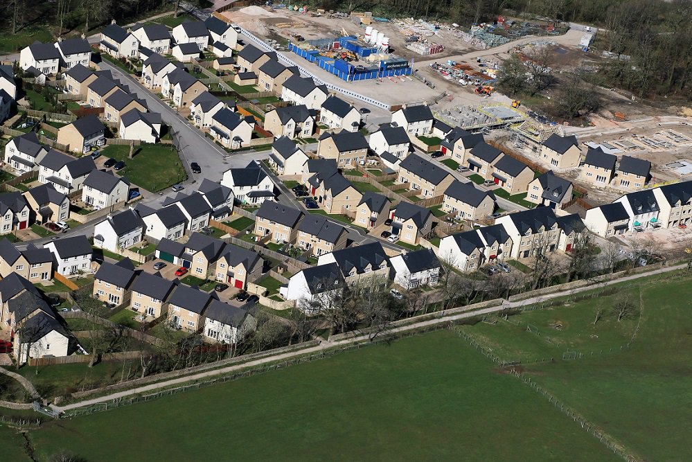 VPiUKAnt's tweet photo. Bird’s eye images to show the progress being made at the #HighWood development in the centre of #Lancaster C/O @storyhomes.
The development of 197 high quality three, four and five-bedroom homes where most plots have and are still being rendered in @parexuk #Monorex (G00 & J20) https://t.co/ukXhus6Cft